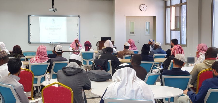 أقامت كلية الشريعة لقاء أكاديميًا بعنوان:  "جهود المملكة العربية السعودية في مواجهة الانحراف الفكري من خلال الدراسات الشرعية"